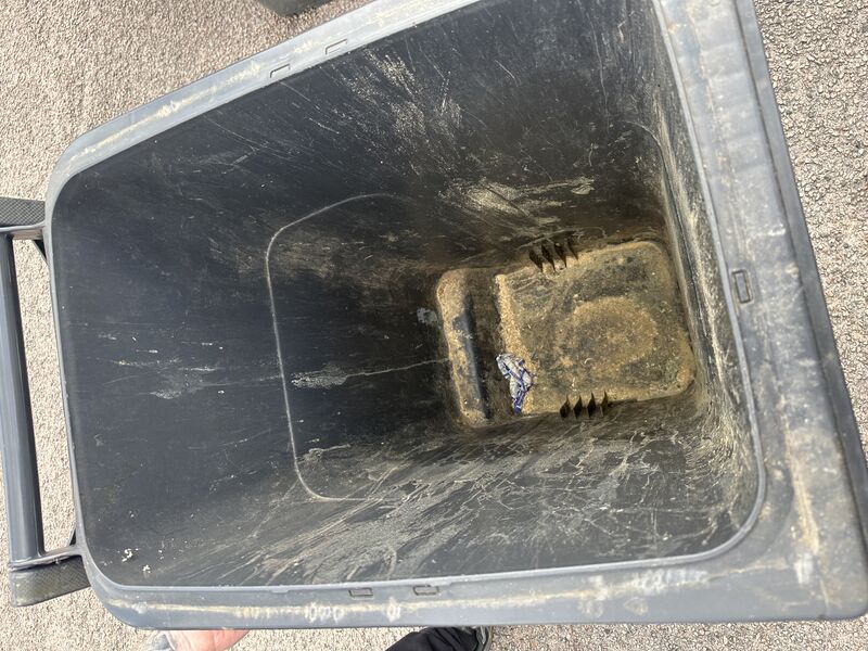 Dirty bin before cleaning