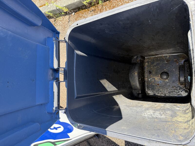 Dirty bin before cleaning